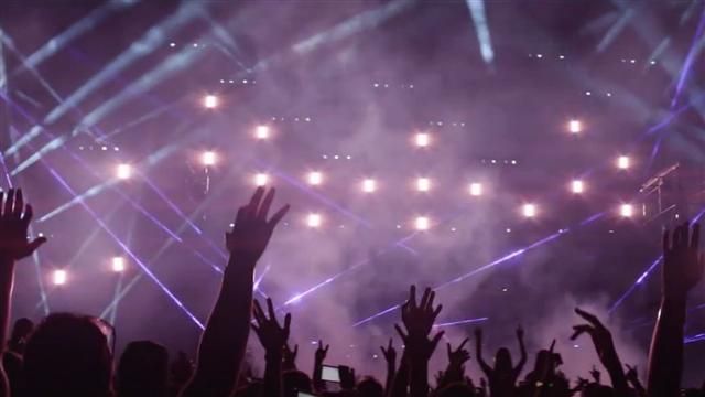 VIDEO: Why Is It So Hard to Tweet from Concerts? 2