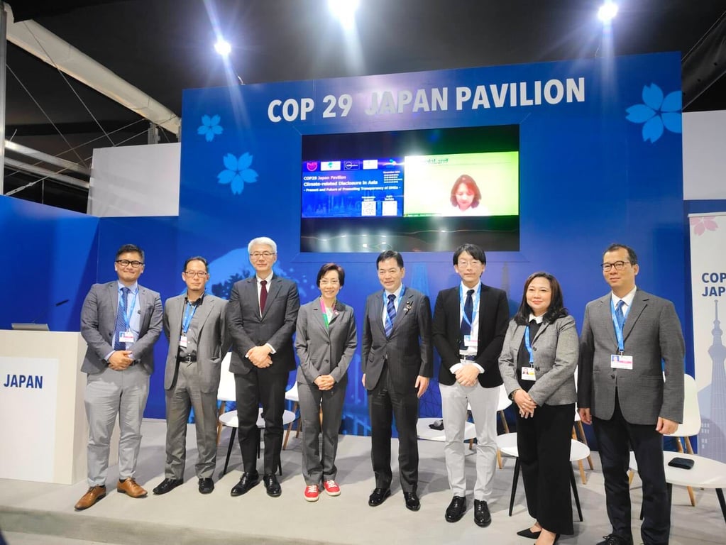 Third from the right: Takehiro Watase, Executive Officer CPO of Asuene Inc.; Fourth from the right: Keiichiro Asao, Minister of the Environment, Fifth from the right: Grace Fu, Minister for the Environment of Singapore, etc.